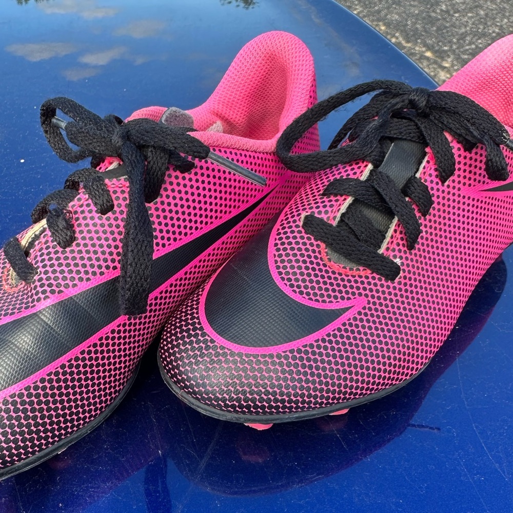 Nike Bravata II Firm Ground Soccer Cleat Size 13C Kids Pink only worn 2 times.